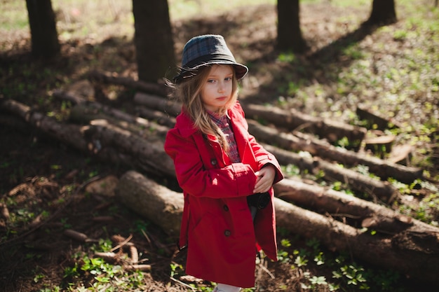 Chica en impermeable rojo