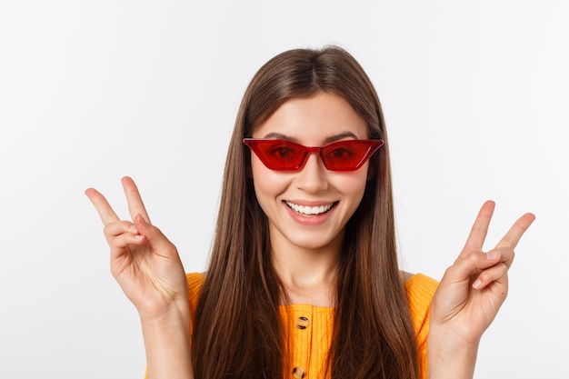 Foto chica inconformista de moda en gafas.