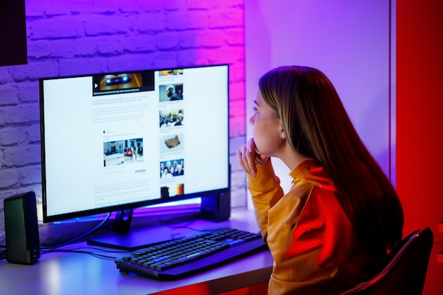 Foto chica independiente mira en la pantalla de la computadora noticias sobre incendios forestales y el virus covid19