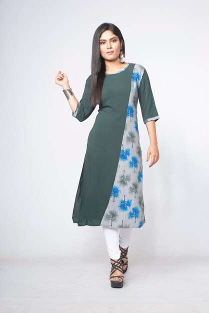Foto la chica india lleva kurta verde y está de pie con estilo indio