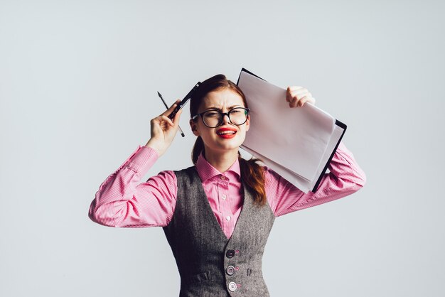 Foto chica insatisfecha con gafas se aferra a su cabeza, aislada