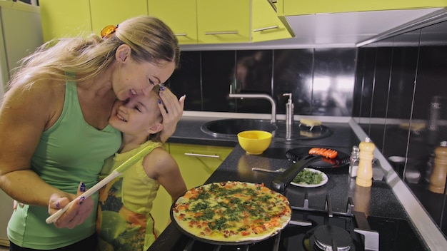 Chica inteligente aprendiendo a cocinar Los niños de la amante joven cocinan una tortilla frita con huevo napolitano