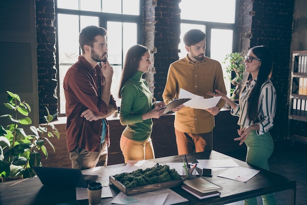 Chica inteligente con gafas presente experiencia estrategia de progreso de innovación de puesta en marcha enseñar a las personas a trabajar en equipo