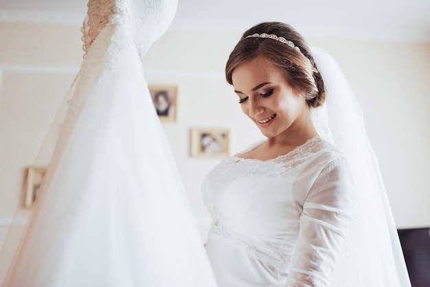 Foto chica intentando el vestido de novia