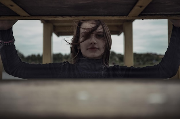 Chica intimidando a la soledad por el lago de agua adolescente solo en soledad tratando de aislamiento