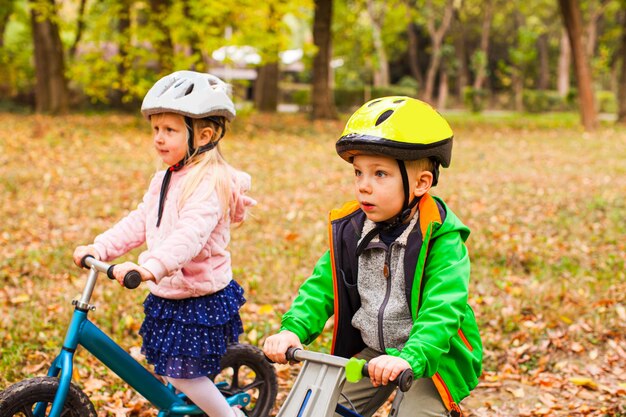 Foto chica intrépida y activa en una bicicleta de equilibrio