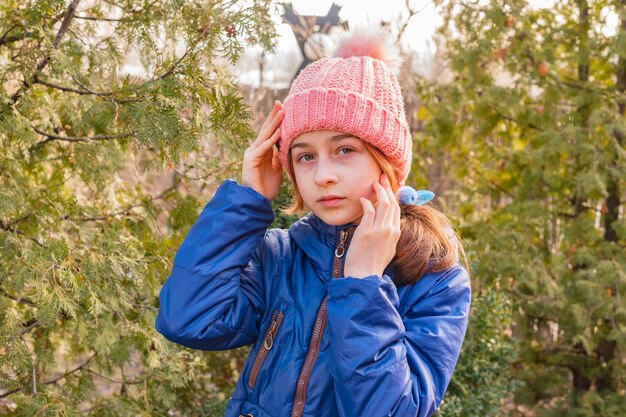 Chica en un invierno de chaqueta azul