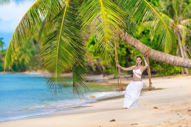 Chica en una isla tropical