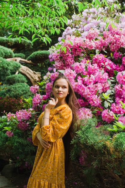 Chica en un jardín floreciente