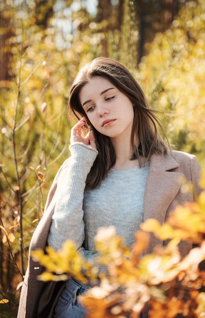 Chica joven adolescente en el bosque de otoño. Colores de otoño . Estilo de vida. Estado de ánimo de otoño. bosque
