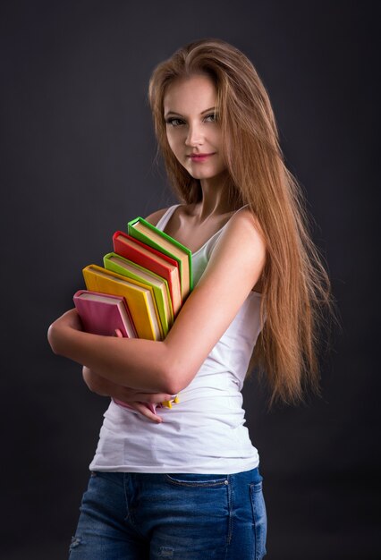 Chica joven adolescente con libros - estudiante