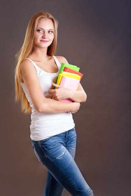 Chica joven adolescente con libros - estudiante