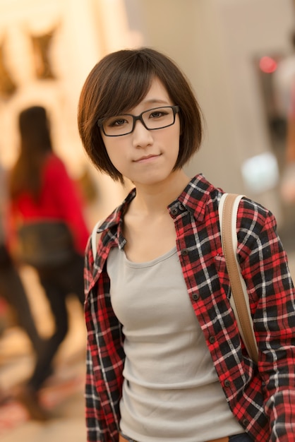 Chica joven de Asia en el centro comercial de Taipei, Taiwán.