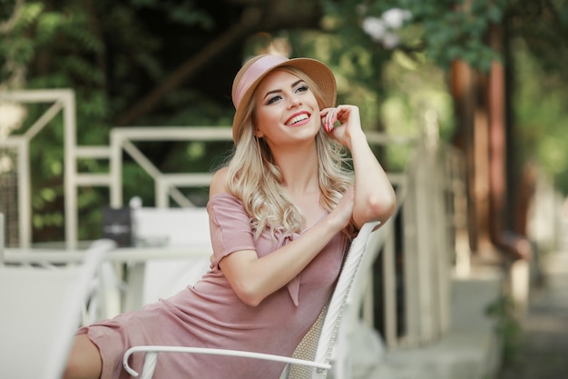 Chica joven de aspecto europeo verano en el día del parque en los rayos del sol poniente, la llamarada, tonificada