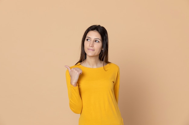 Chica joven atractiva con una camiseta amarilla