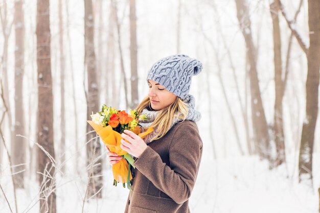 Chica joven atractiva en invierno al aire libre