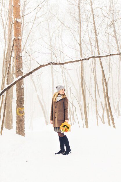 Chica joven atractiva en invierno al aire libre