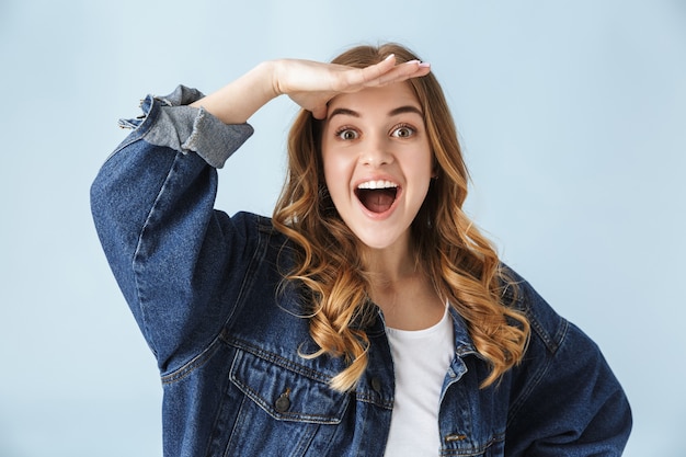 Chica joven atractiva con ropa casual que se encuentran aisladas sobre blanco, ooking muy por delante