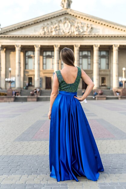 Chica joven atractiva en vestido de verano posando al aire libre