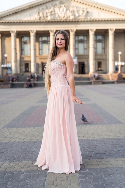 Chica joven atractiva en vestido de verano posando al aire libre