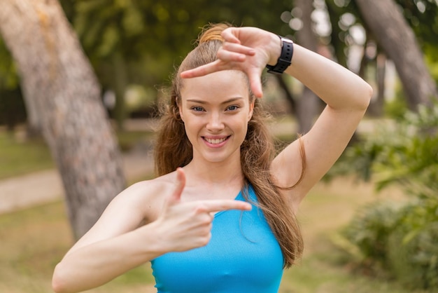 Chica joven bastante deporte al aire libre con expresión feliz