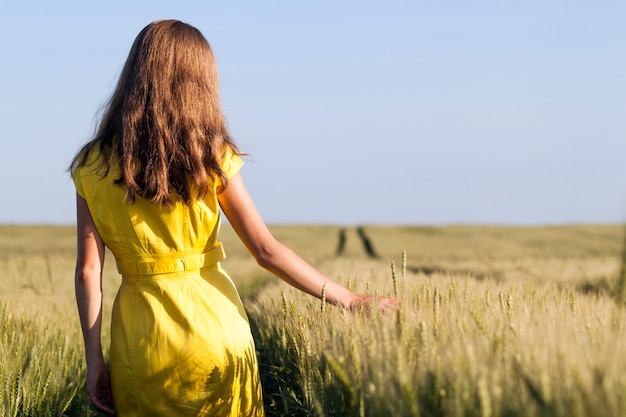 Chica joven belleza al aire libre disfrutando de la naturaleza.