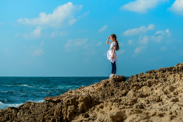 Chica joven belleza por la costa del mar