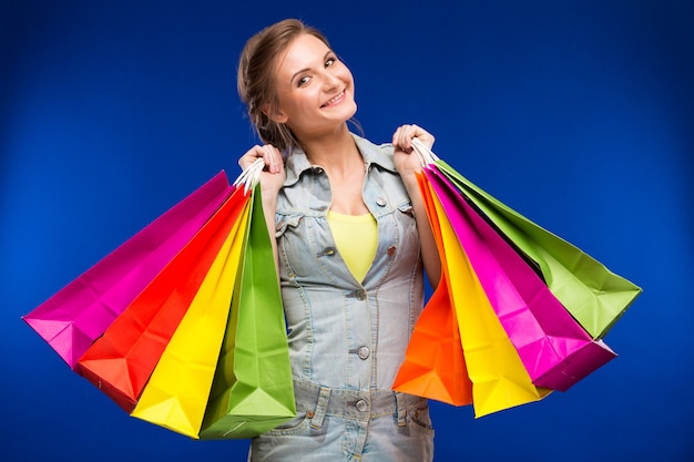 chica joven con bolsas de compras