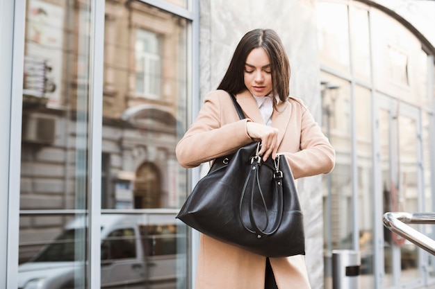 Foto chica joven con bolso en la calle