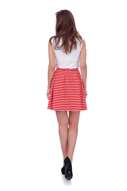 Foto chica joven bonita que lleva la falda rayada corta roja