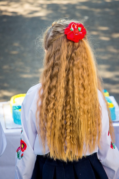 Foto chica joven con cabello largo y ondulado