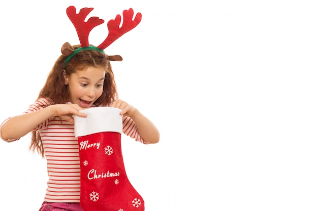 Chica joven con un calcetín de Navidad