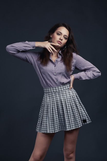 Chica joven en camisa de estilo y camisa rosa