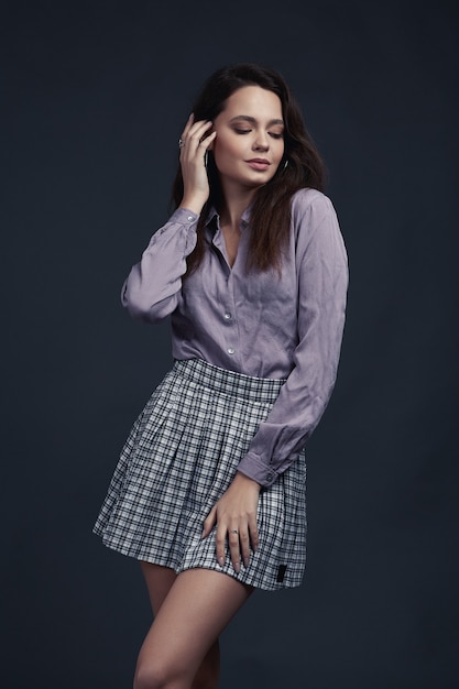 Chica joven en camisa de estilo y camisa rosa