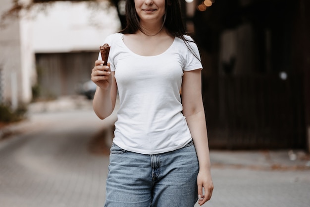 Foto chica joven con una camiseta blanca. camiseta maqueta. camisa blanca en blanco para espacio de copia.