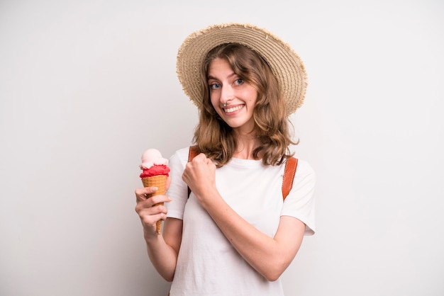 Chica joven con un cocnept de verano helado