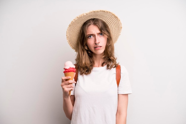 Chica joven con un cocnept de verano helado