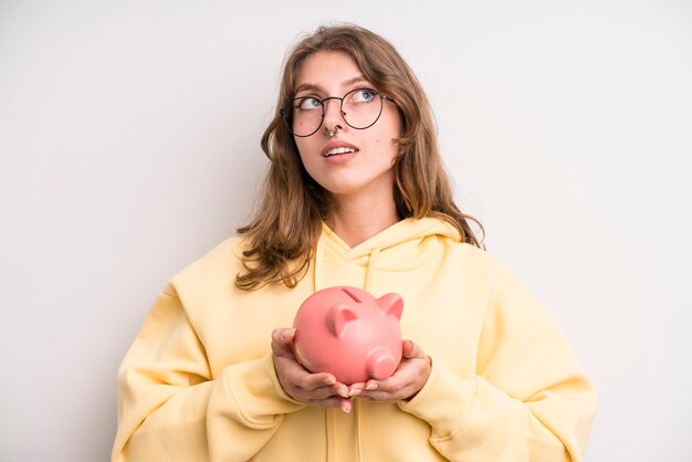 Chica joven con un concepto de ahorro de hucha