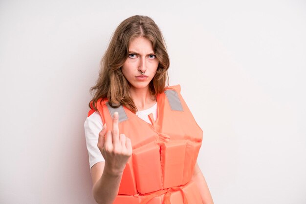 Foto chica joven con un concepto de barco de chaleco salvavidas