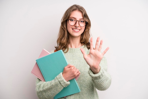 Chica joven con concepto de estudiante universitario de libros