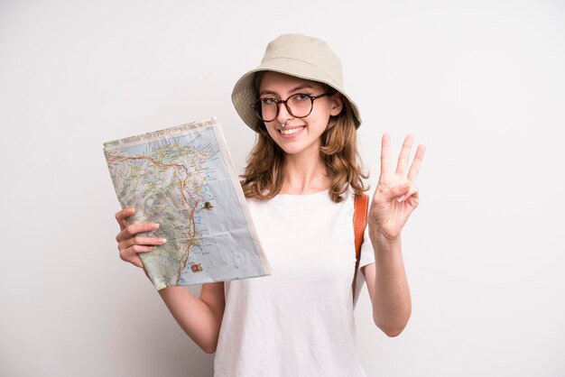 Chica joven con un concepto turístico de mapa de la ciudad