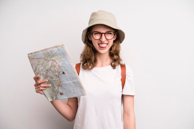 Chica joven con un concepto turístico de mapa de la ciudad