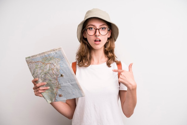 Chica joven con un concepto turístico de mapa de la ciudad