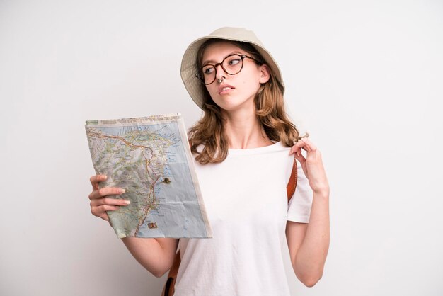 Chica joven con un concepto turístico de mapa de la ciudad