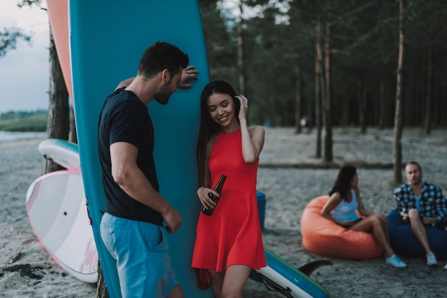 Chica joven en conversaciones rojas a Guy On Surf Party.