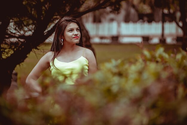 Chica joven con corona de flores en el paisaje de la naturaleza