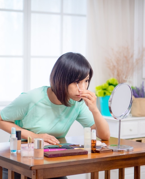 Chica joven con cosméticos de maquillaje