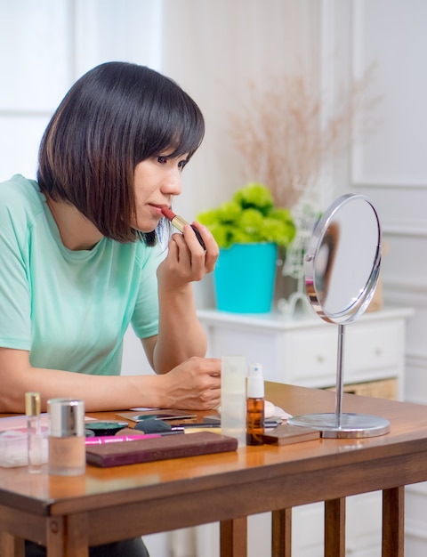 Chica joven con cosméticos de maquillaje