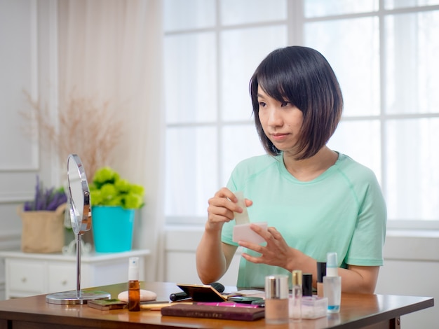 Chica joven con cosméticos de maquillaje