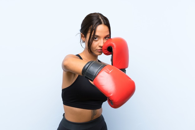 Chica joven deporte con guantes de boxeo